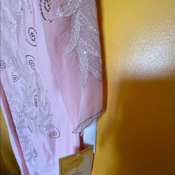 Beautiful dress - Picture 4 of 7